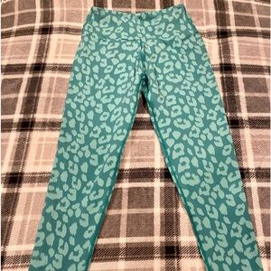 Colorful scrunch butt animal print skinny  legging, size Small.
